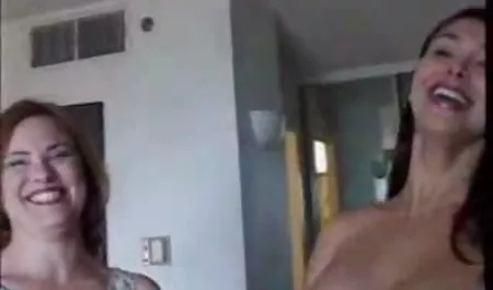 مادر دوست داشتنی و نوجوانان, برنامه نویس به اشتراک گذاشتن سکس روی لباس یک سیاه و سفید دیک