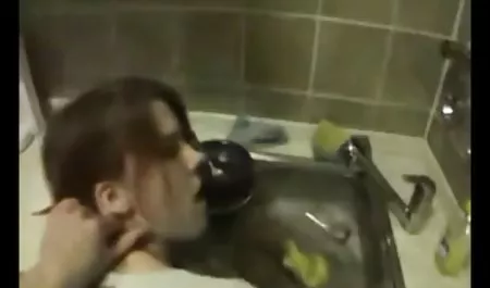 مادر با بدن لباس جنده گرم می دهد حماسی در حمام