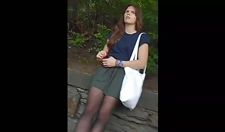 گربه وحشی پشمالو داغ پری کرم روی صورت مرد پس از کلیک در دهان! زیباترین لباس سکسی