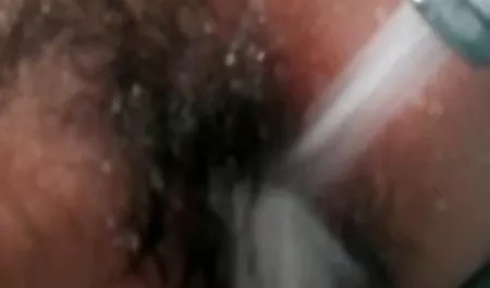 دختر به لباس بادی سکسی فروش می رسد برای یک سه گانه فاک